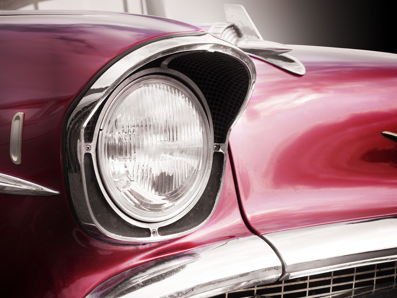 Beate Gube Umělecká fotografie American classic car Bel Air 1957 Headlight, Beate Gube, (40 x 30 cm)