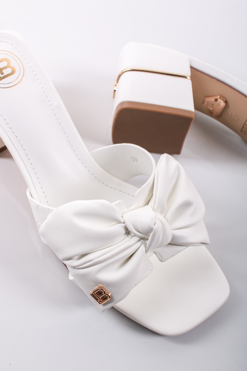 Bílé pantofle na hrubém podpatku Alya