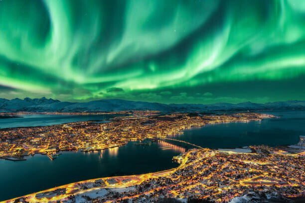 Juan Maria Coy Vergara Umělecká fotografie Aurora Borealis dancing over Tromso Urban, Juan Maria Coy Vergara, (40 x 26.7 cm)