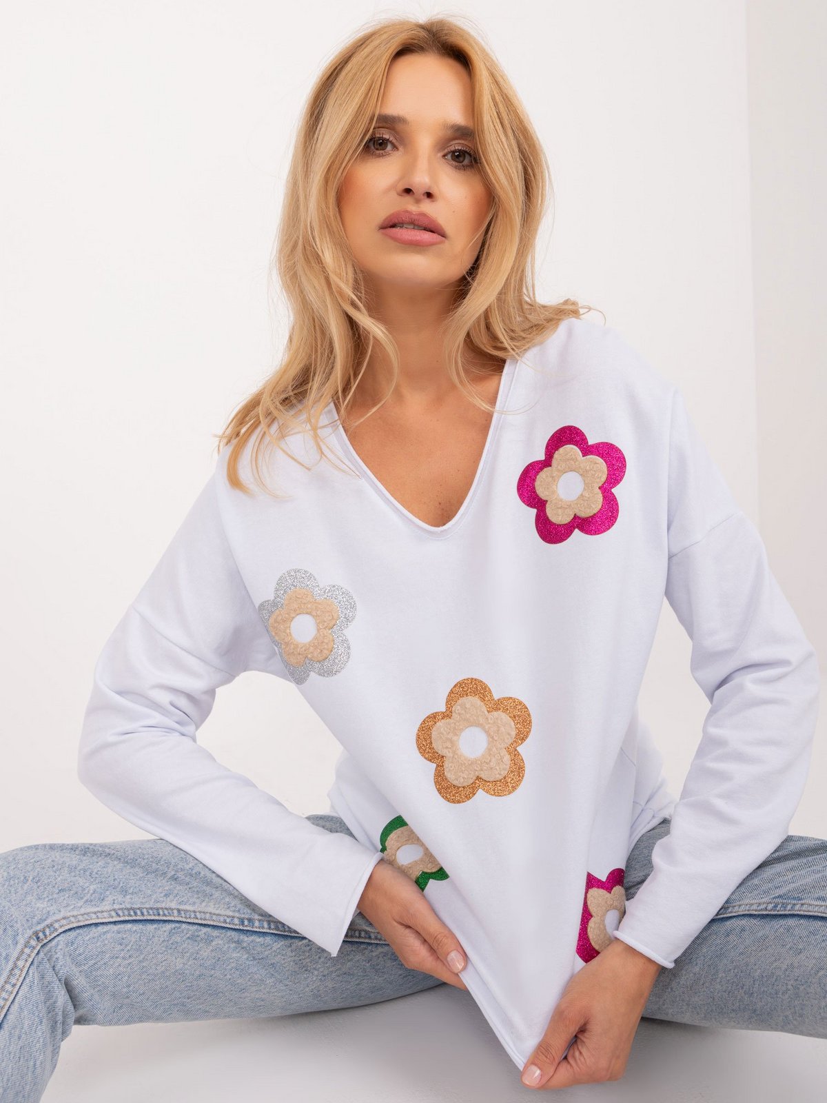 Bílá ležérní halenka s výstřihem