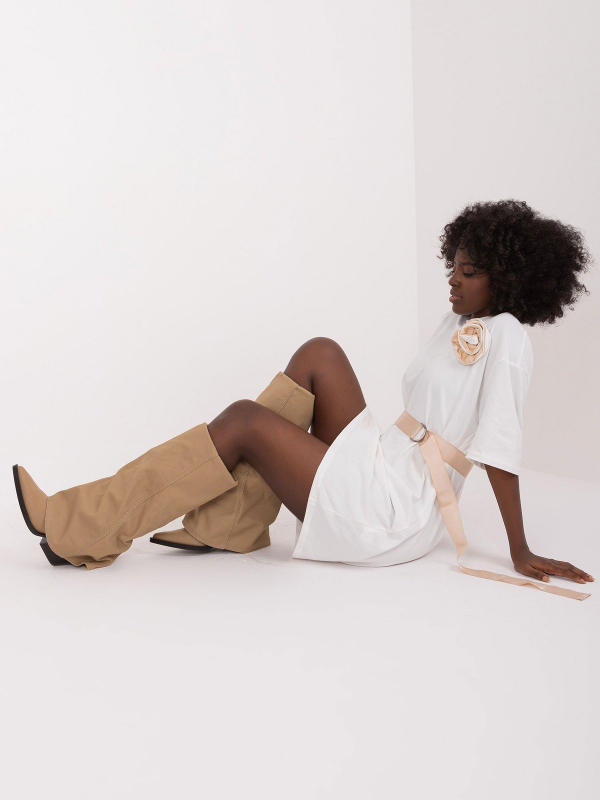 Ecru mini tričkové šaty s páskem