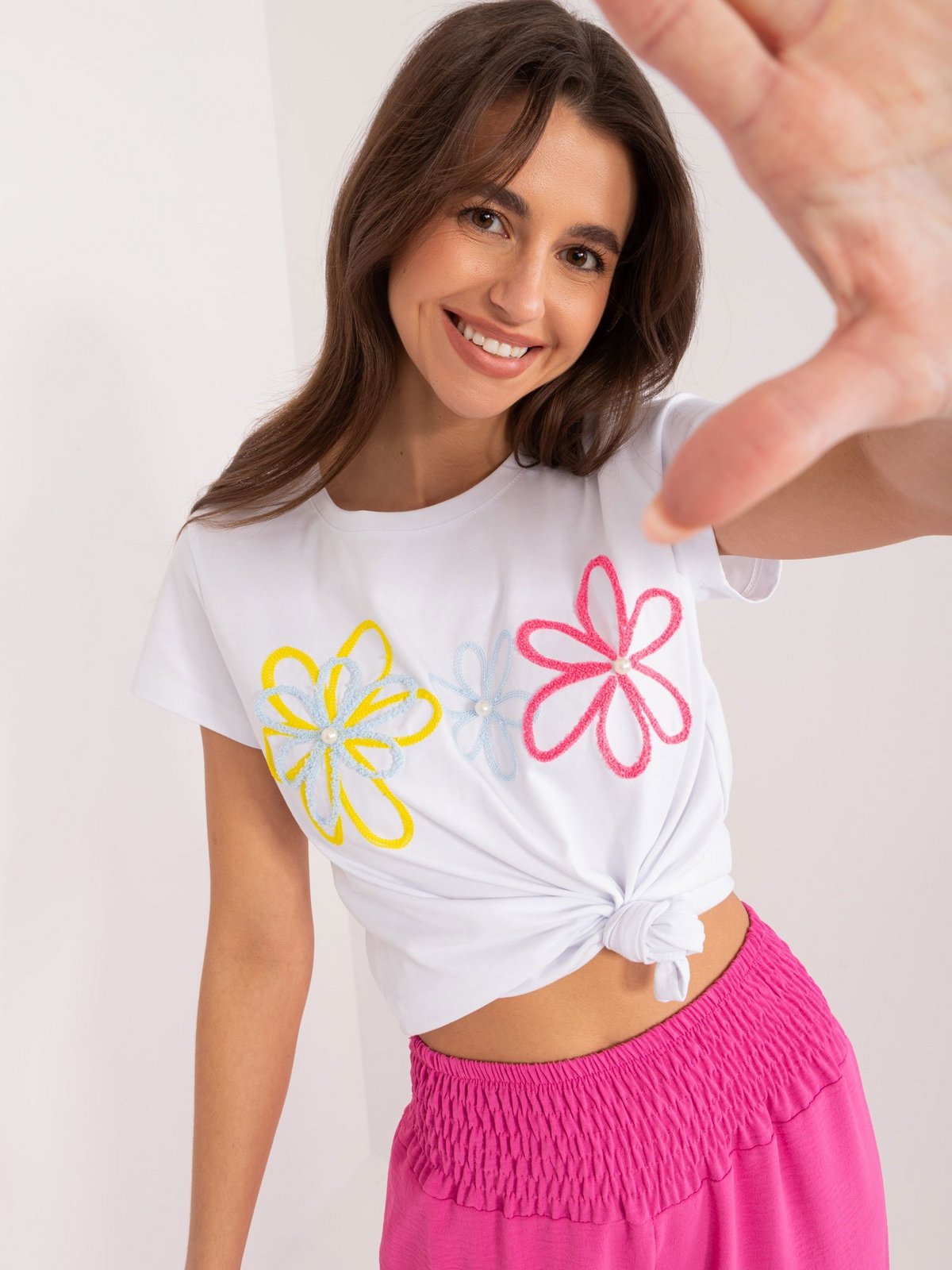 Bílé tričko s aplikací BASIC FEEL GOOD a perličkami