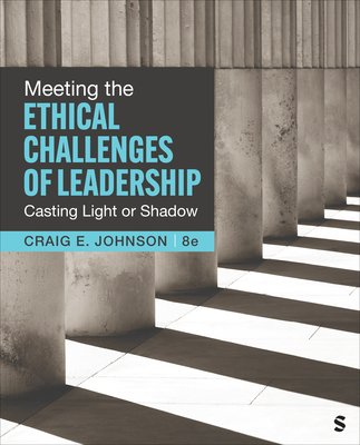 Meeting the Ethical Challenges of Leadership: Casting Light or Shadow (Johnson Craig E.)(Paperback)