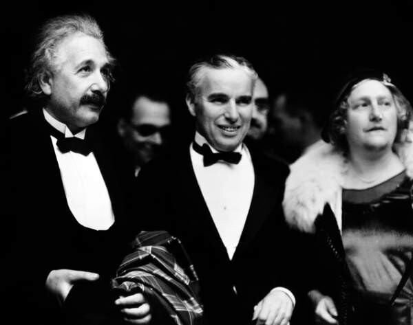 Unknown photographer, Umělecká fotografie Albert Einstein and his wife Elsa with Charlie Chaplin, Unknown photographer,, (40 x 30 cm)