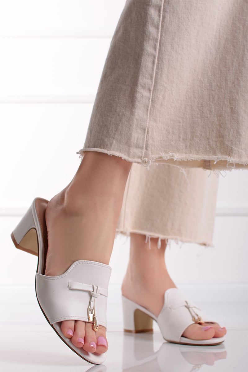 Bílé pantofle na hrubém podpatku Simone