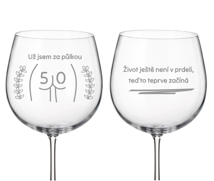 Dekorant Vtipné skleničky na červené víno  k narozeninám UŽ JSEM ZA PŮLKOU 2KS