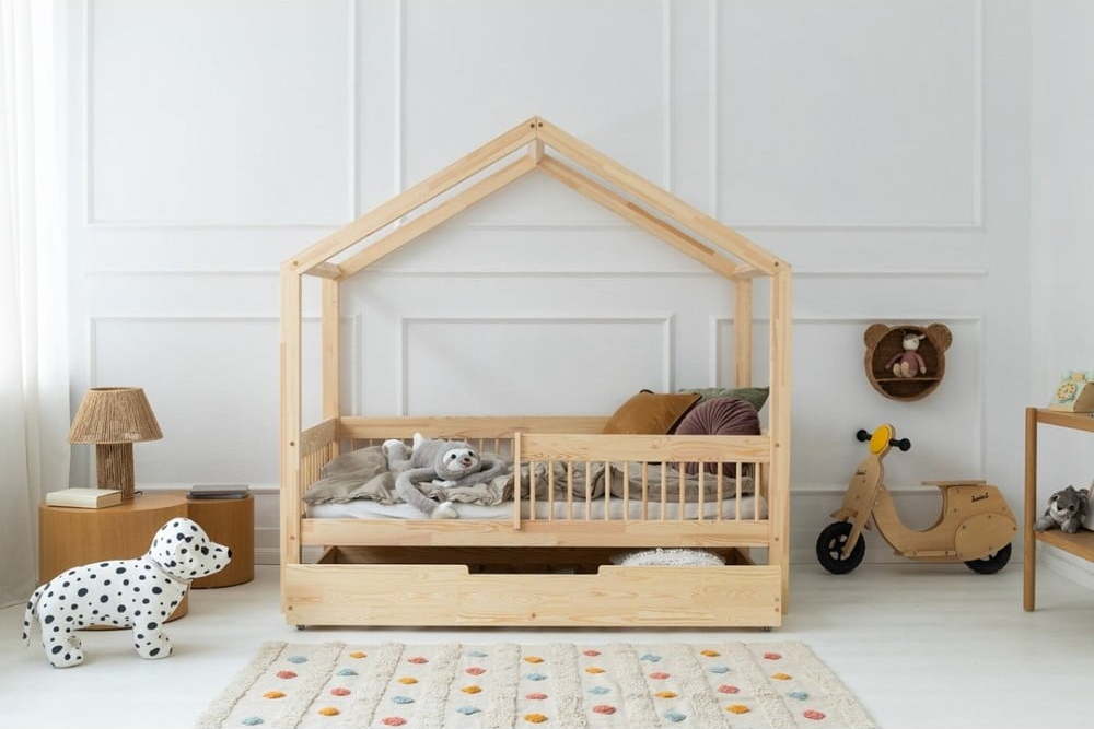 Domečková dětská postel z borovicového dřeva s úložným prostorem a výsuvným lůžkem v přírodní barvě 140x200 cm Mila RMW – Adeko