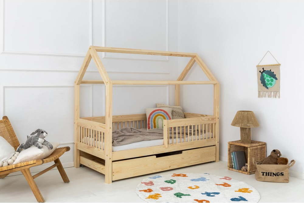 Domečková dětská postel z borovicového dřeva s úložným prostorem a výsuvným lůžkem v přírodní barvě 140x200 cm Mila MBW – Adeko