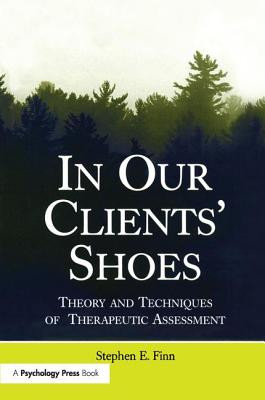 In Our Clients' Shoes: Theory and Techniques of Therapeutic Assessment (Finn Stephen E.)(Paperback)