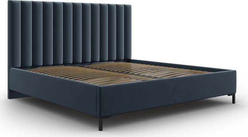 Tmavě modrá čalouněná dvoulůžková postel s úložným prostorem s roštem 140x200 cm Casey – Mazzini Beds