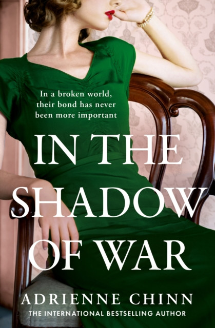 In the Shadow of War (Chinn Adrienne)(Paperback / softback)