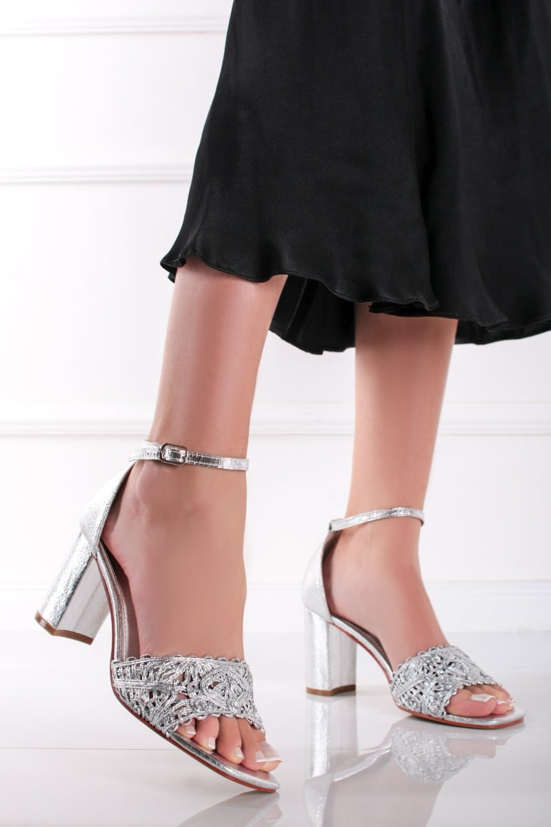 Stříbrné sandály na hrubém podpatku Filly