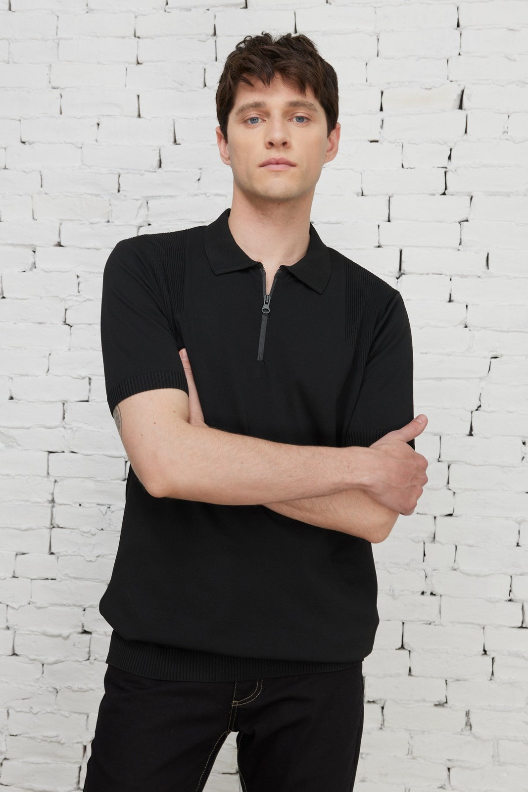 ALTINYILDIZ CLASSICS Pánské černé standardní střihové pololákové tričko s krátkým rukávem a normálním střihem.