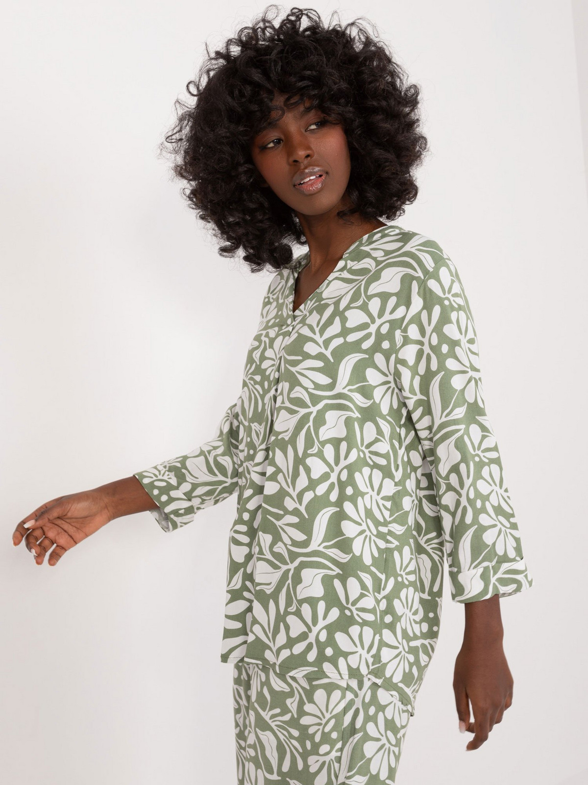 Khaki-bílá volná halenka s rostlinným potiskem SUBLEVEL