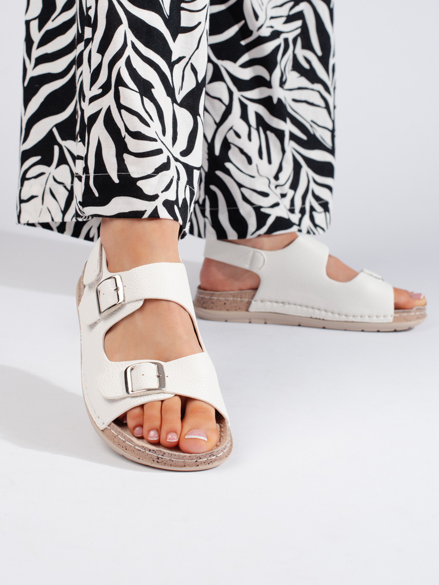 Krásné  sandály bílé dámské na plochém podpatku