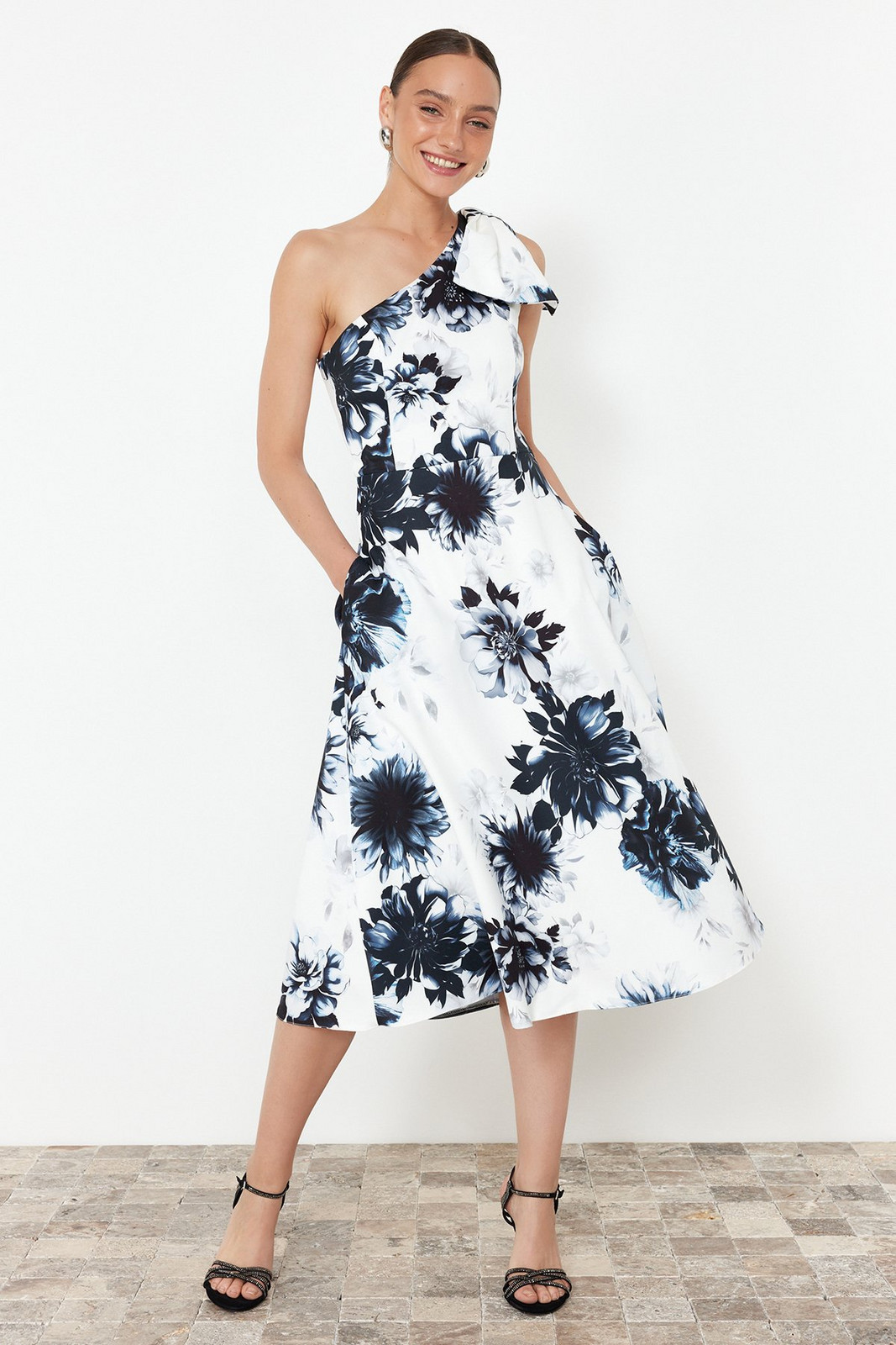 Trendyol Elegant Evening Dress with Multi-Colored Bow Detail