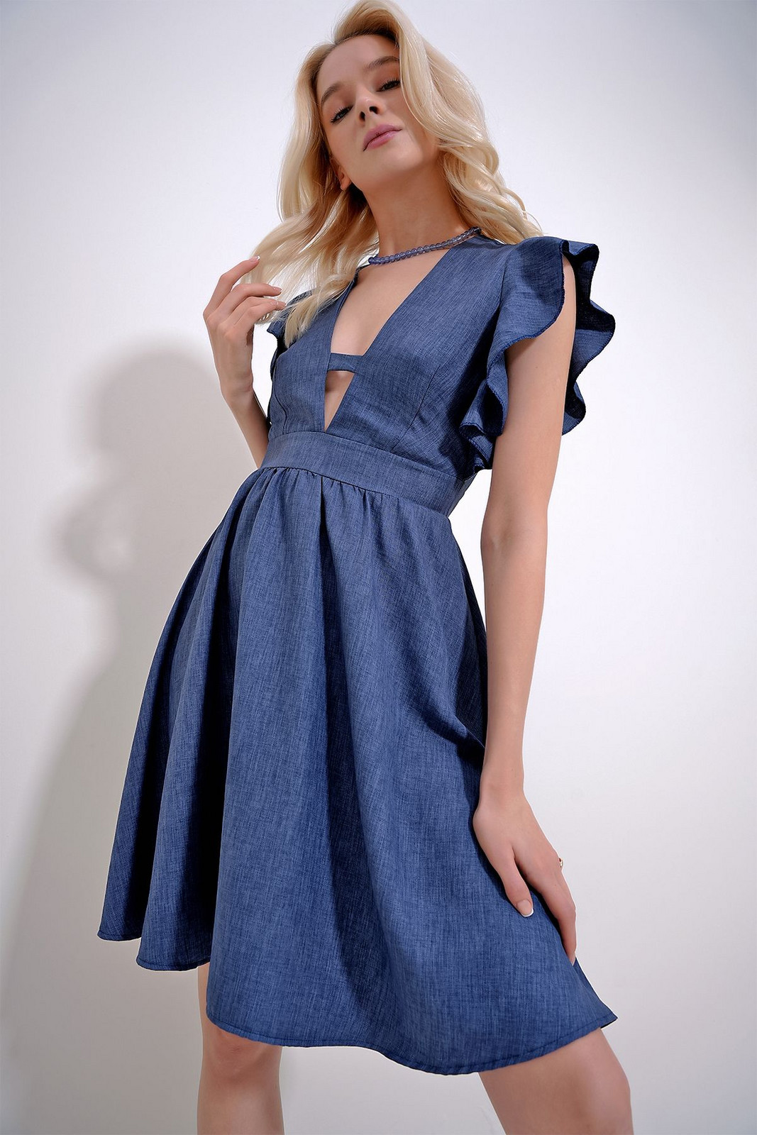 Trend Alaçatı Stili Women's Indigo V-Neck Flounce Sleeves Back Zippered Aerobin Linen Woven Dress