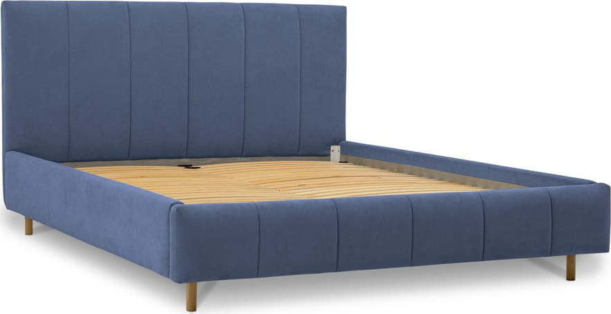 Modrá čalouněná dvoulůžková postel s úložným prostorem a roštem 180x200 cm Zee – Scandic