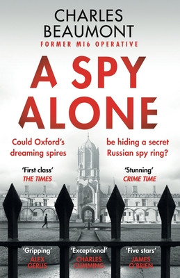 A Spy Alone: A compelling modern espionage novel from a former MI6 operative (Beaumont Charles)(Paperback)