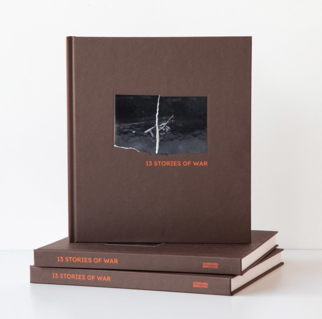 13 Stories of War - Ukrainian photographers document and reflect on the Russian invasion (Kochetova Julia)(Pevná vazba)