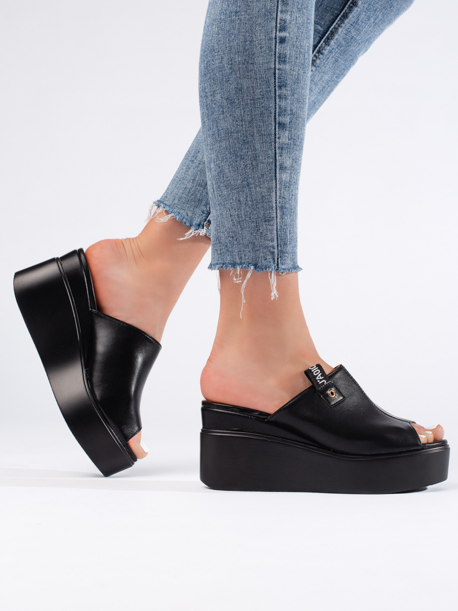 Designové dámské  nazouváky černé na klínku