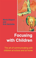 Focusing with Children - The Art of Communicating with Children at School and at Home (Stapert Marta)(Paperback / softback)