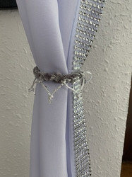 Ozdoba na záclony nebo závěsy šedá se stříbrnou nitkou