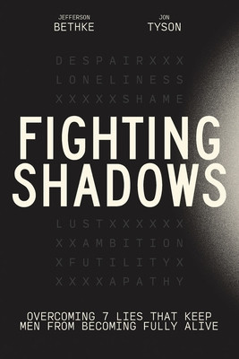 Fighting Shadows - Overcoming 7 Lies That Keep Men From Becoming Fully Alive (Bethke Jefferson)(Paperback / softback)