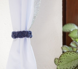 Ozdoba na záclony nebo závěsy fialová s bambulkami