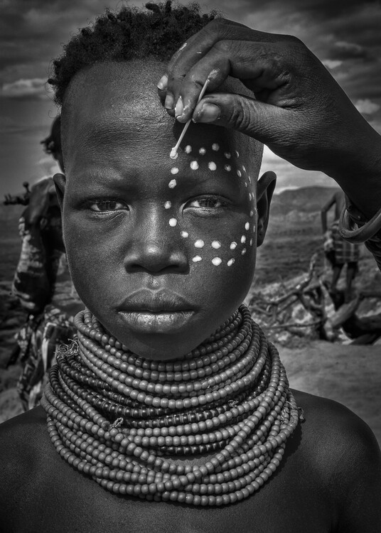 Joxe Inazio Kuesta Fotografie Painting the face of a karo tribe girl (Omo Valley-Ethiopia), Joxe Inazio Kuesta, 30 × 40 cm