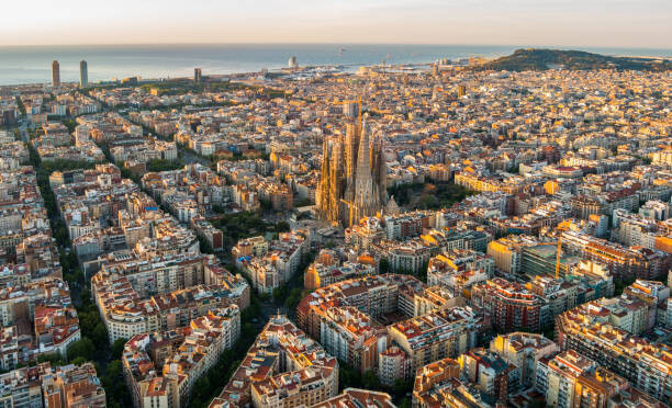 Pol Albarrán Fotografie Sagrada Familia and Barcelona skyline at, Pol Albarrán, 40 × 24.6 cm