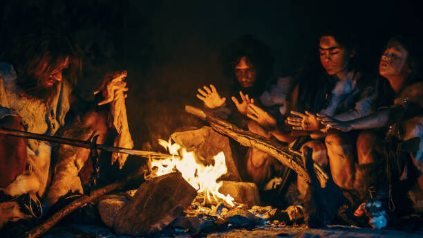 gorodenkoff Ilustrace Neanderthal or Homo Sapiens Family Cooking, gorodenkoff, 40 × 22.5 cm