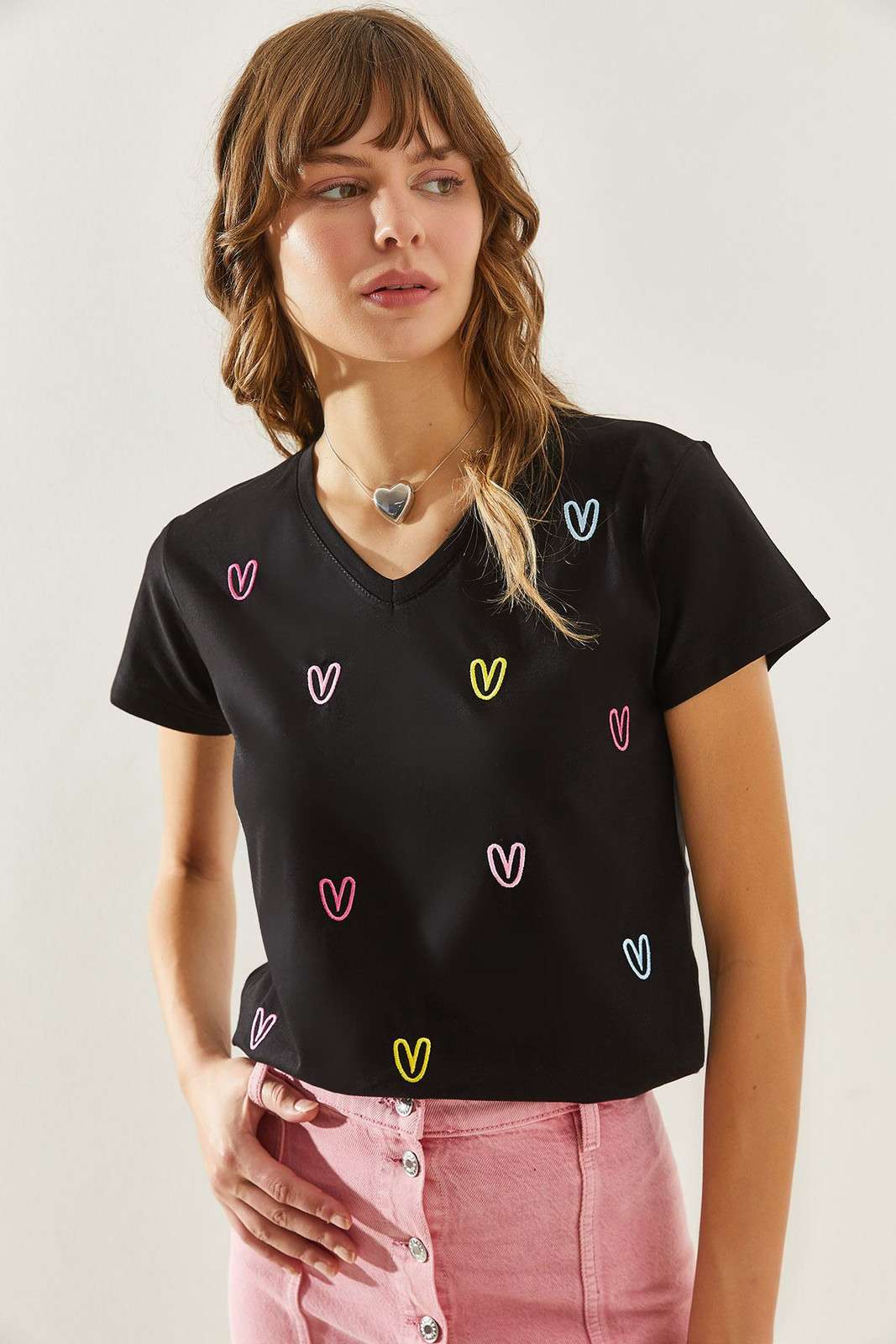 Bianco Lucci Women's V-Neck Scattered Embroidery Heart Embroidered T-Shirt