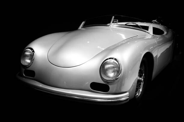 GETTY Porsche in the darkness,, 40 × 26.7 cm