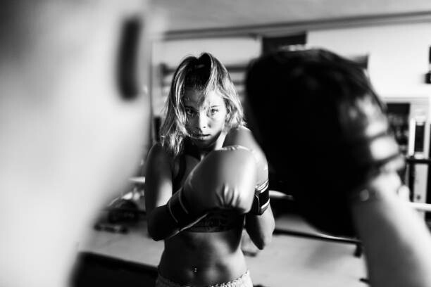 massimo colombo Fotografie Woman boxer workout with coach, massimo colombo, 40 × 26.7 cm