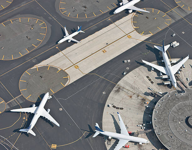 Johannes Mann Ilustrace Aerial view of airport and runway, Johannes Mann, 40 × 30 cm