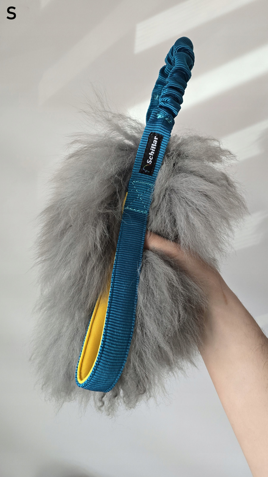 Přetahovadlo hračka z přírodní ovce velikost S pro psa šedá barevná