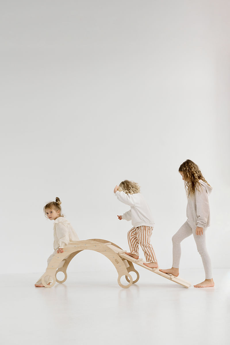 Dřevěná Montessori houpačka se skluzavkou/lezeckou stěnou M - přírodní