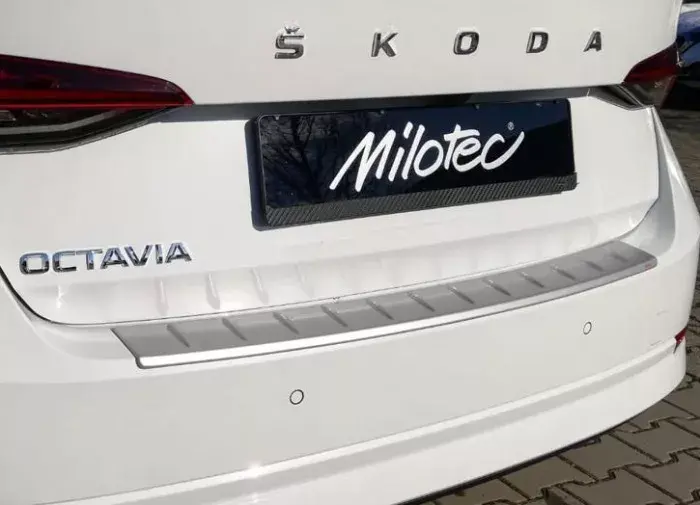 Milotec Práh pátých dveří s výstupky, stříbrný matný, Škoda Octavia IV. Limousine / Limousine RS, od r.v. 20