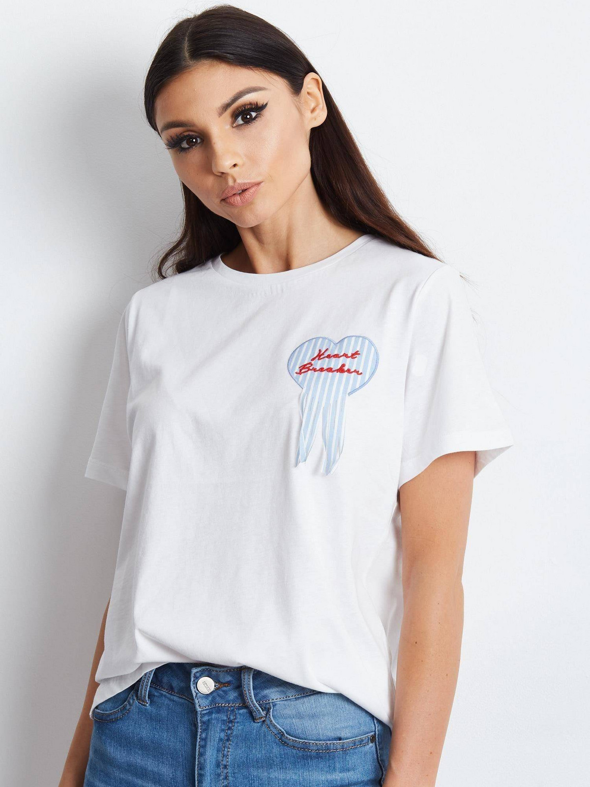 T-shirt decorated with a heart appliqué white