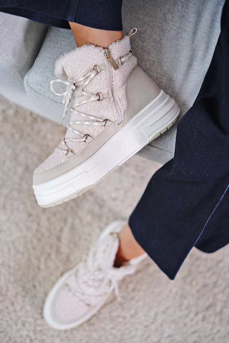 Smetanové sněhule na platformě 1-26807