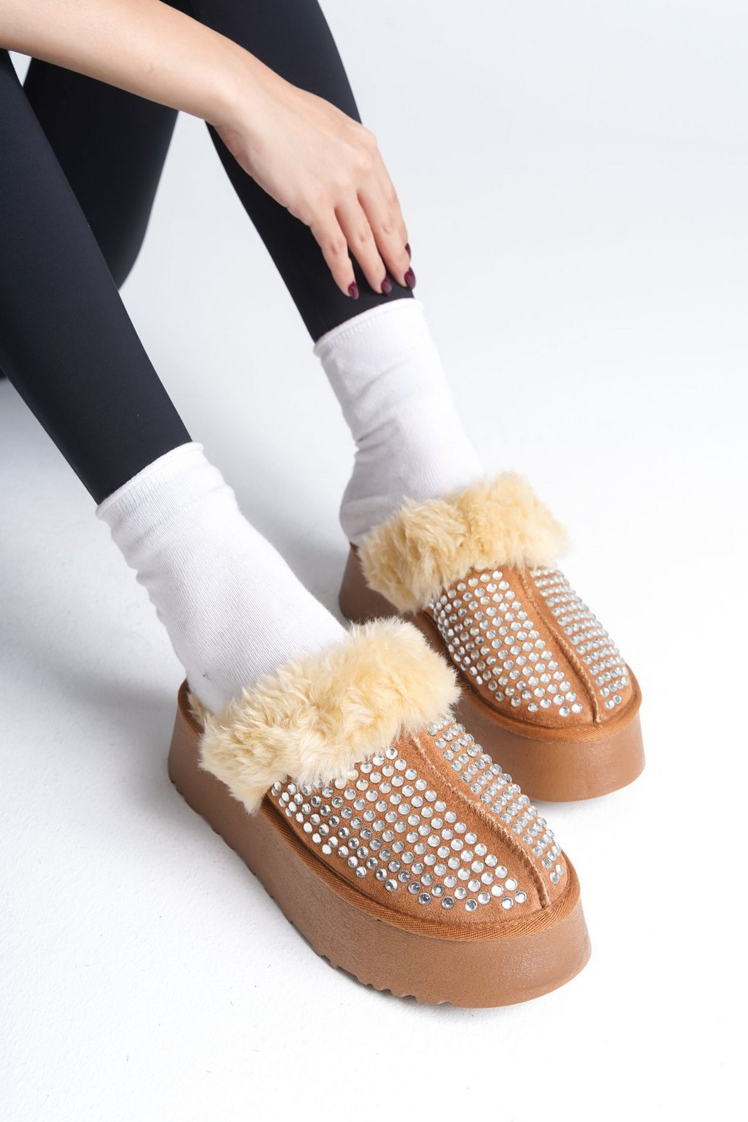 Capone Outfitters Furry Closed Toe Stoned Women's Slippers