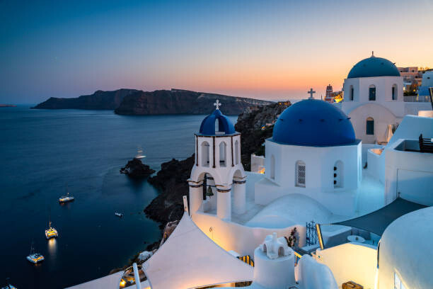 Matteo Colombo Fotografie Twilight over the churches, Santorini, Greece, Matteo Colombo, 40 × 26.7 cm