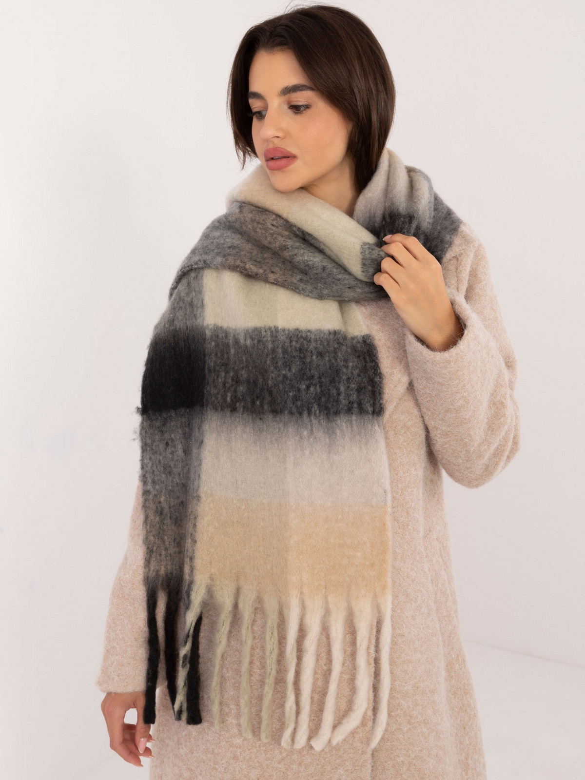 Černobéžový kostkovaný zimní šátek