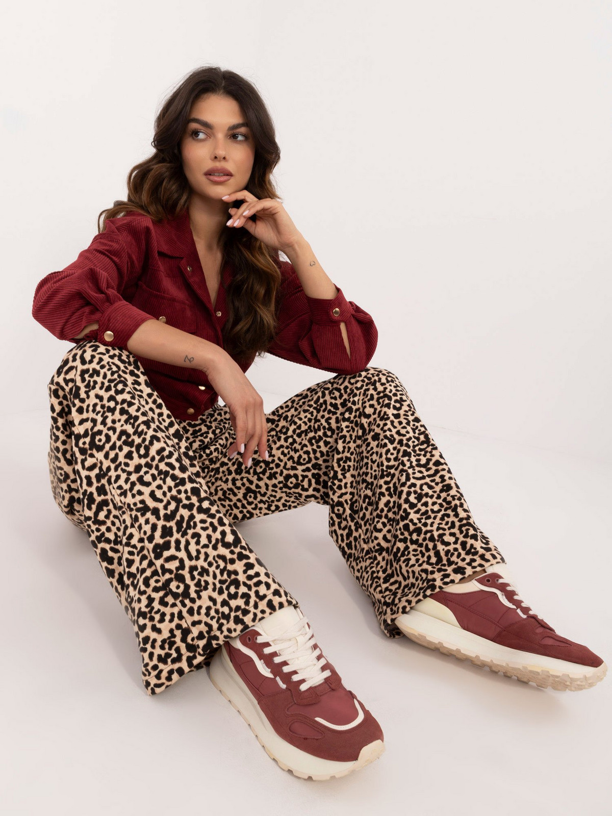 Béžové a černé dlouhé kalhoty s leopardím vzorem