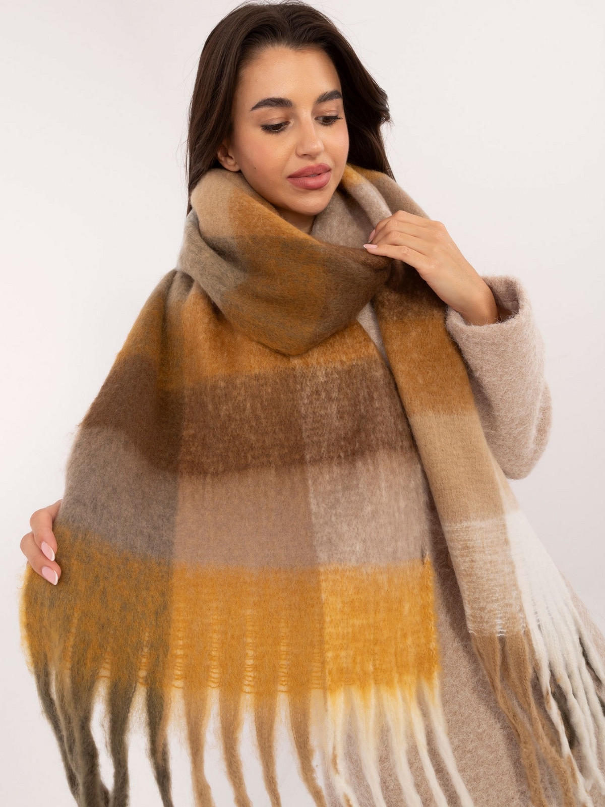 Hnědý a tmavě žlutý kostkovaný zimní šátek