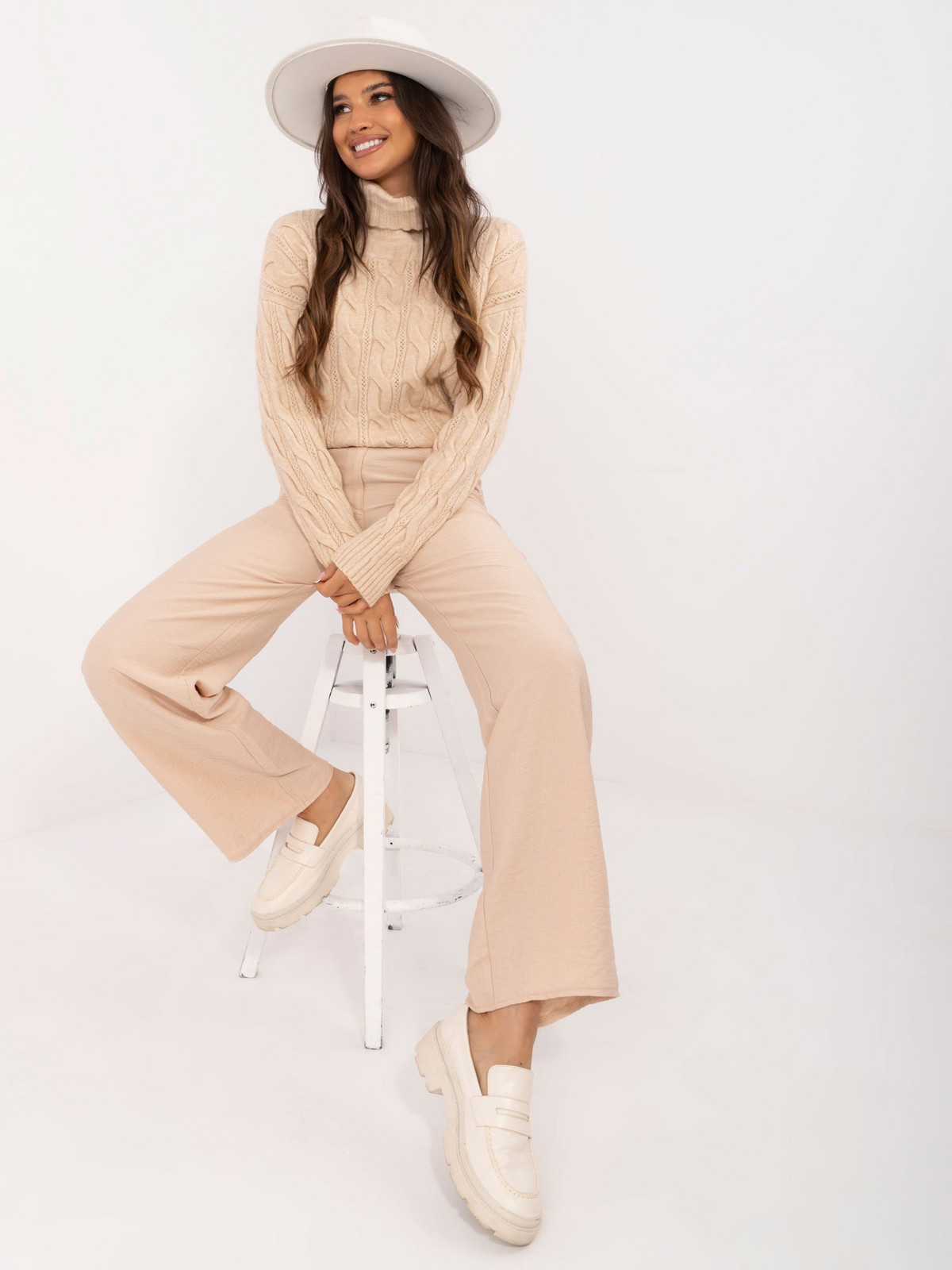 Béžový rolák s prolamovaným vzorem