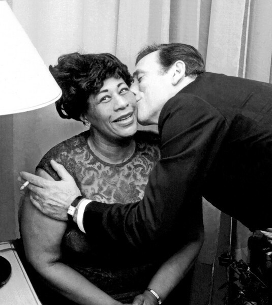 Hur, Jean-Luce Fotografie Ella Fitzgerald and Yves Montand, April 1964, Hur, Jean-Luce, 35.7 × 40 cm