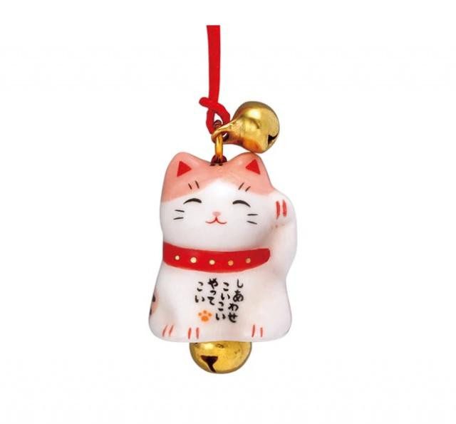 Japonská kočka Maneki Neko se zvonky - přívěsek pro štěstí