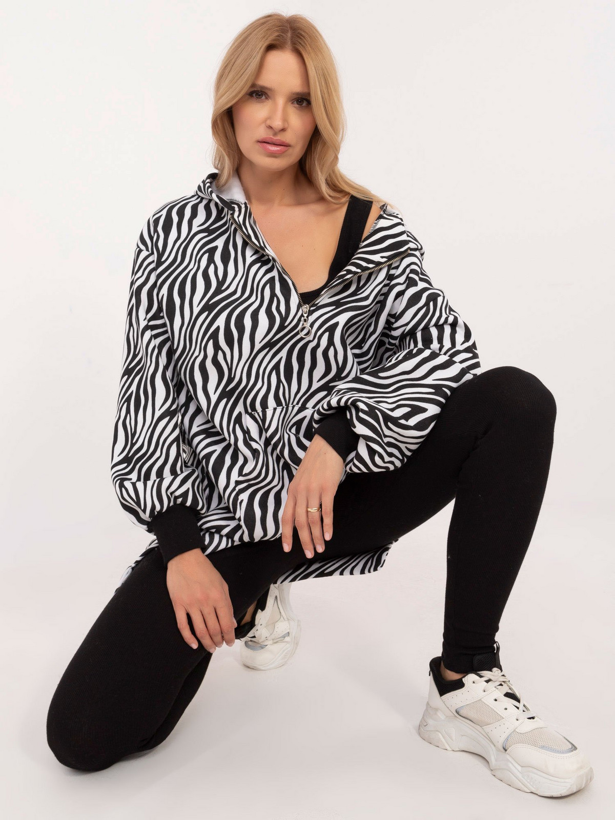 Černobílý třídílný set s mikinou s potiskem